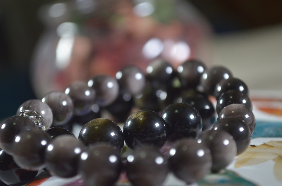 金曜石和黑曜石都是由火山熔岩冷卻而成,但金曜石因其內含金色微粒而更加稀有和功效更強。