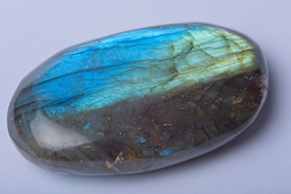 在古老的因紐特傳說中，拉長石被視為墜落人間的極光碎片，擁有連接現實世界和神秘靈界的神秘魔法力量！