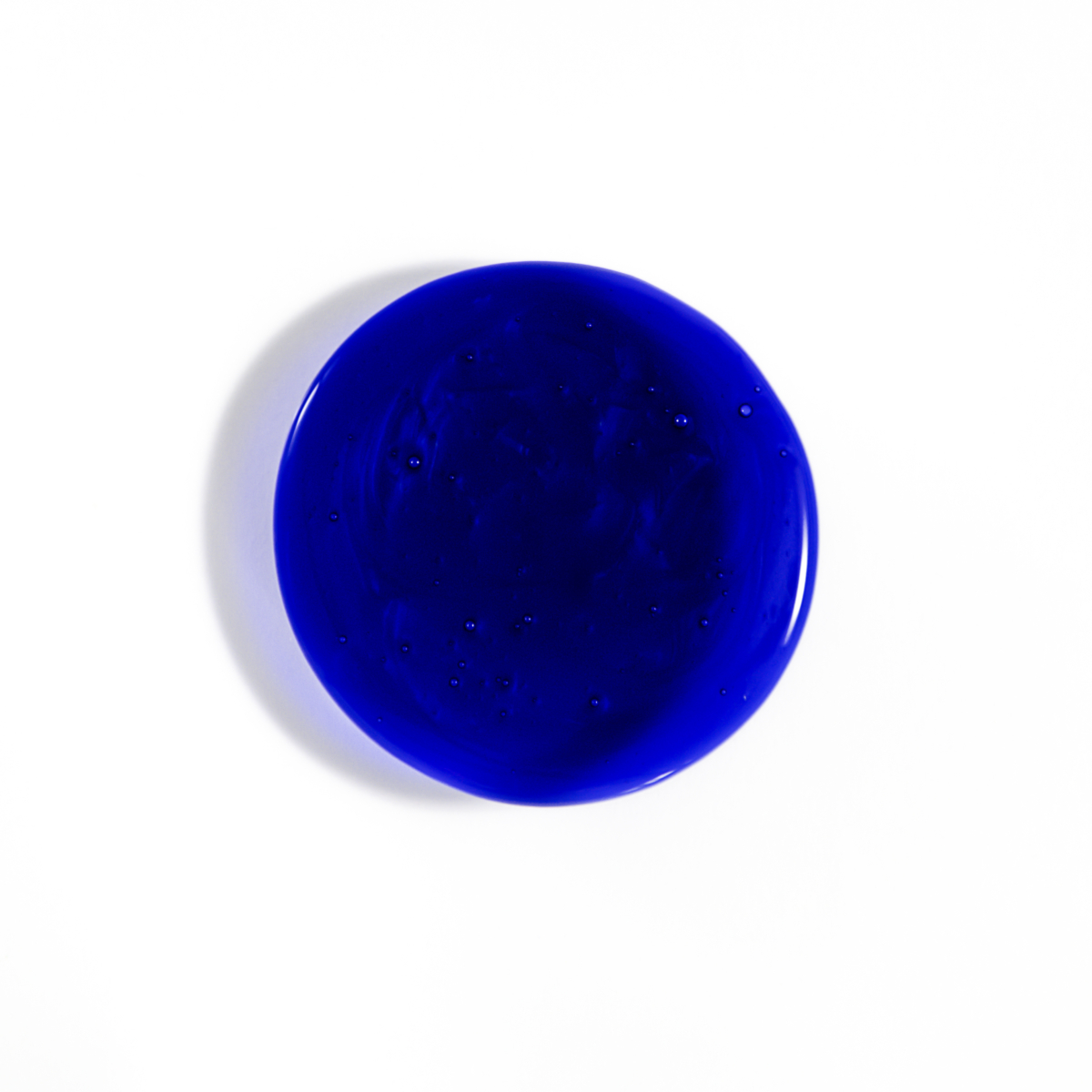 去黃洗頭水含有深紫藍色色素粒子,具有為漂染髮絲去黃的功效