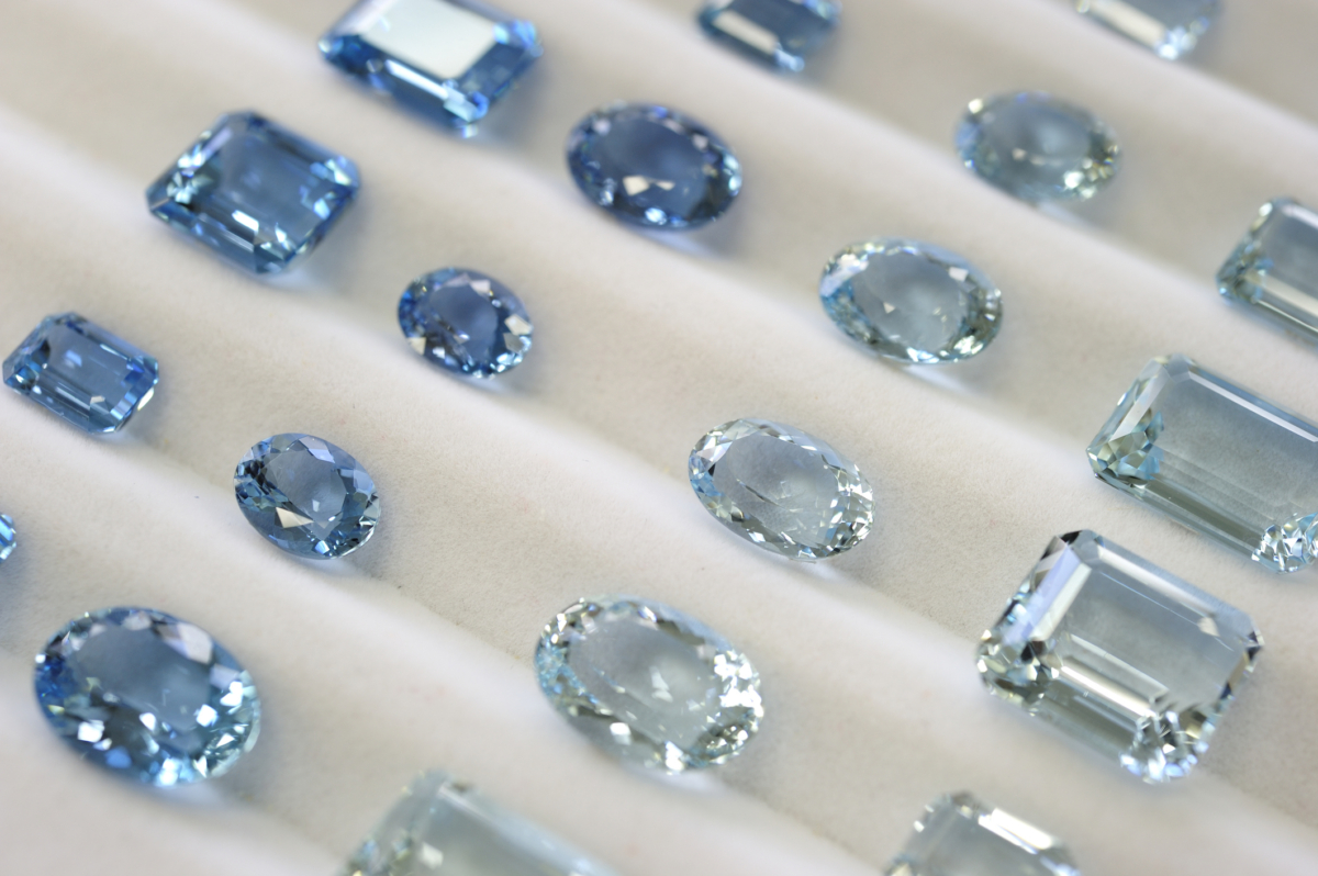 海藍寶的種類和等級區分主要根據顏色深淺和透明度來分類，其中以超級聖瑪利亞藍最頂級！