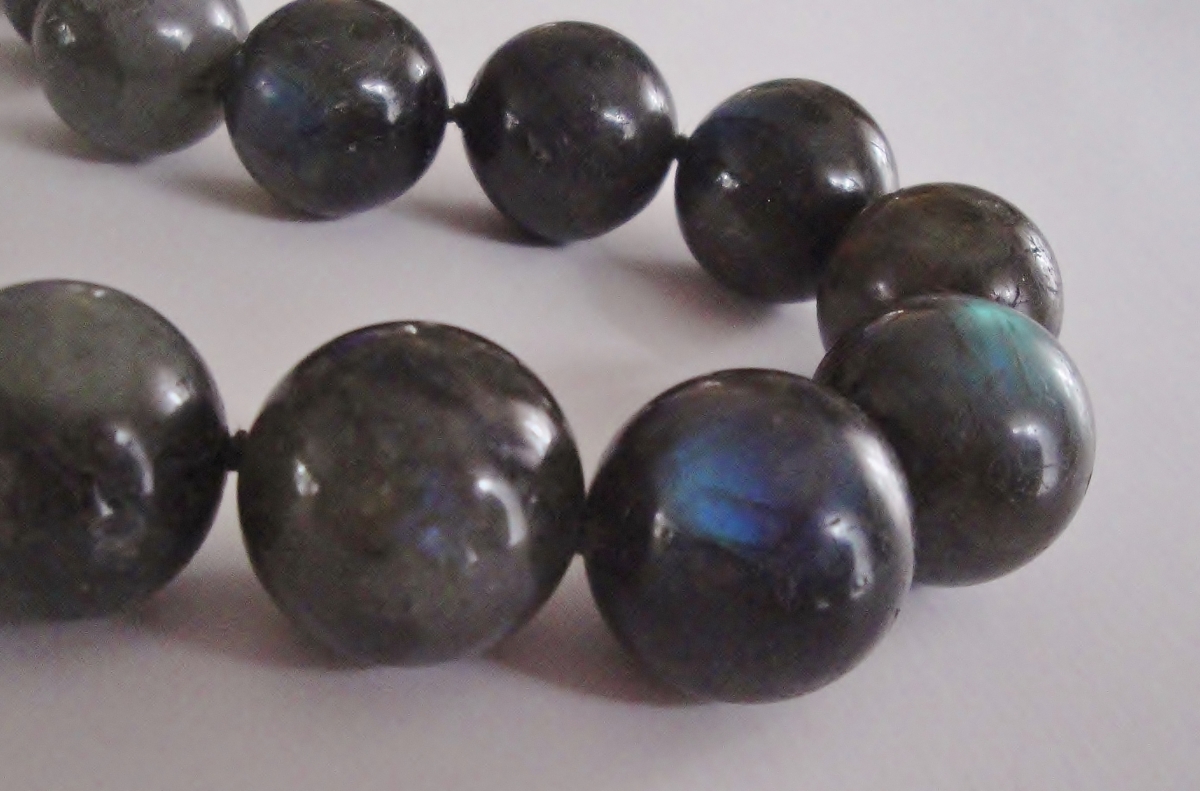 拉長石被稱為「魔法之石」，在靈性、情緒和身體健康方面的多重功效而深受很多女性喜愛。