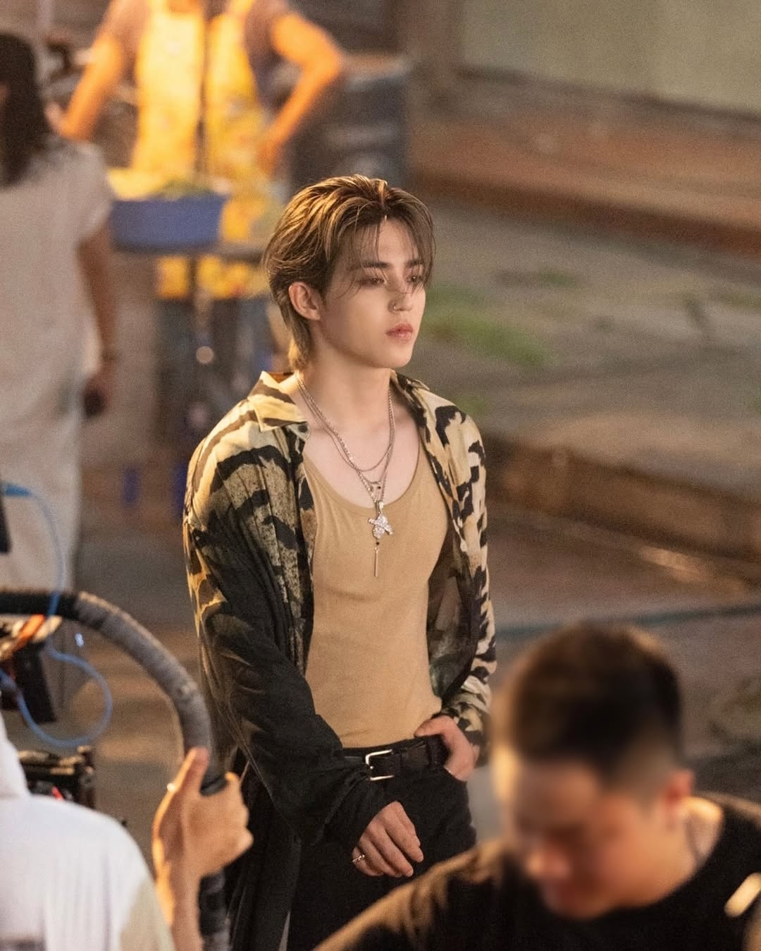 然的中分瀏海營造出修飾臉型的弧度，更是充滿了少年感