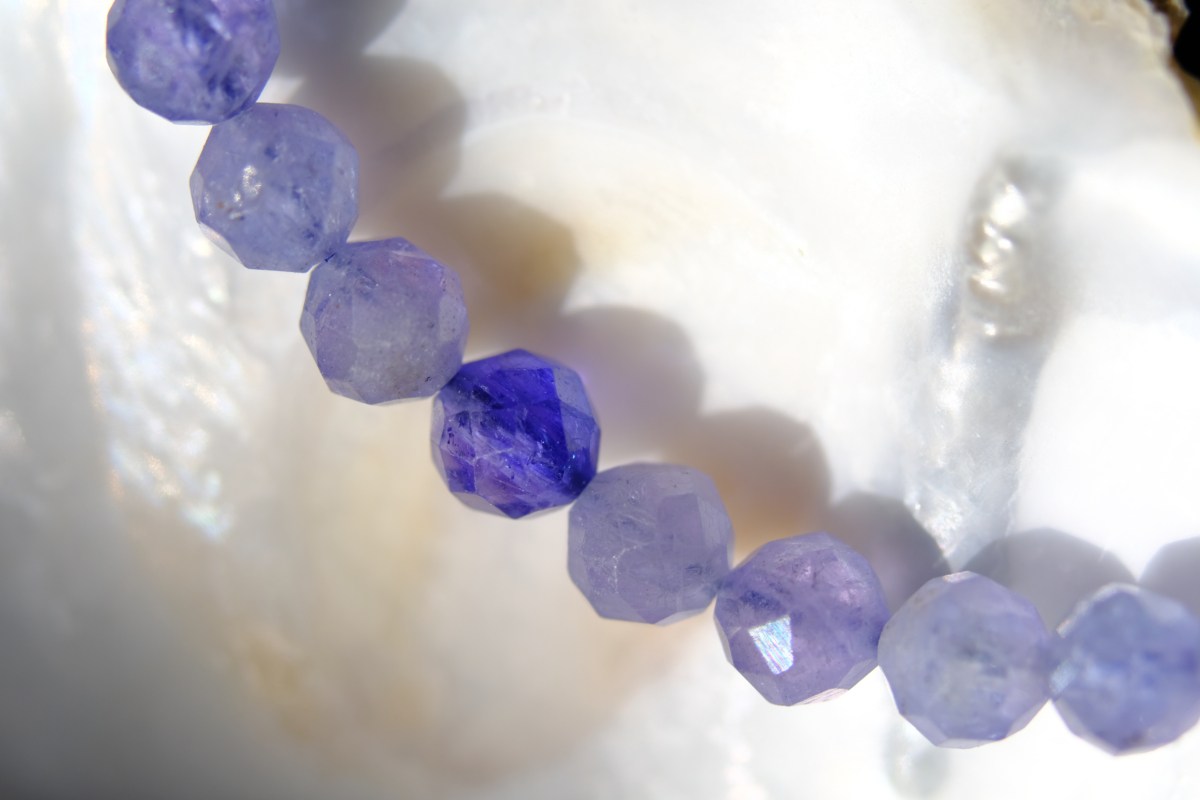 妥善保養能延長坦桑石壽命。