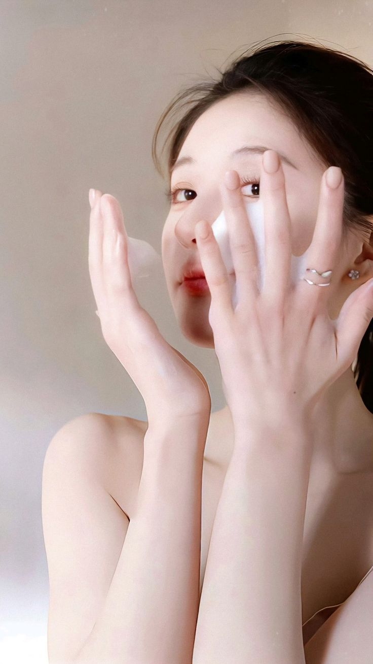 在卸妝時,敏感肌應特別注意產品成分和使用方式,選擇標榜低刺激、無添加的卸妝產品。