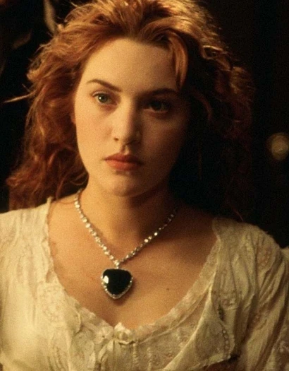 坦桑石（Tanzanite），又稱丹泉石，是一種絕美藍紫色寶石。