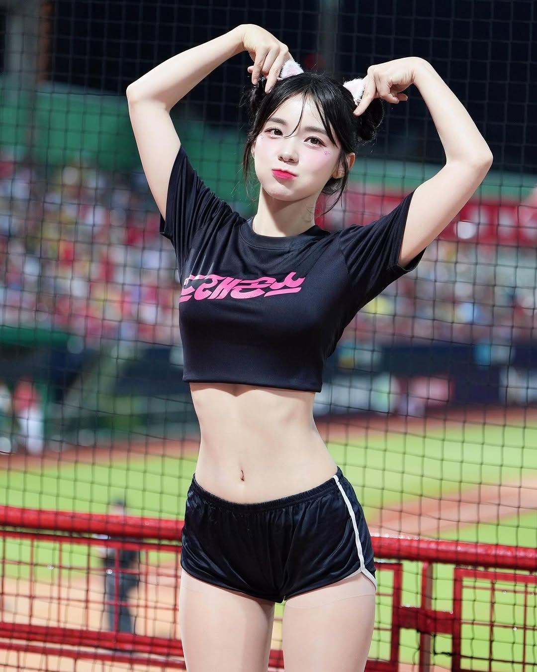 真理褲在社交媒體熱潮、舒適與性感兼備、名人與網紅效應等因素下,變成超火爆的日常穿搭必備單品!