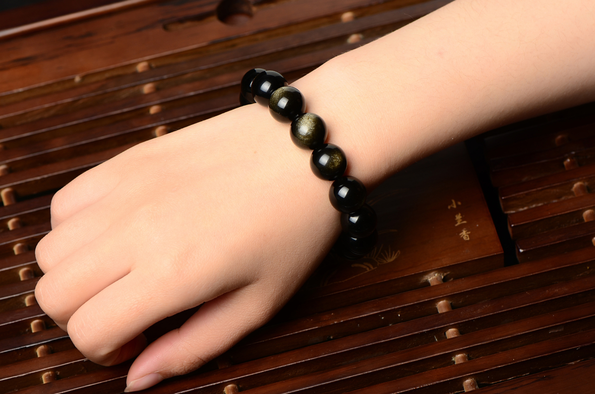 左手被認為是能量進入的通道,而右手是能量輸出的通道。