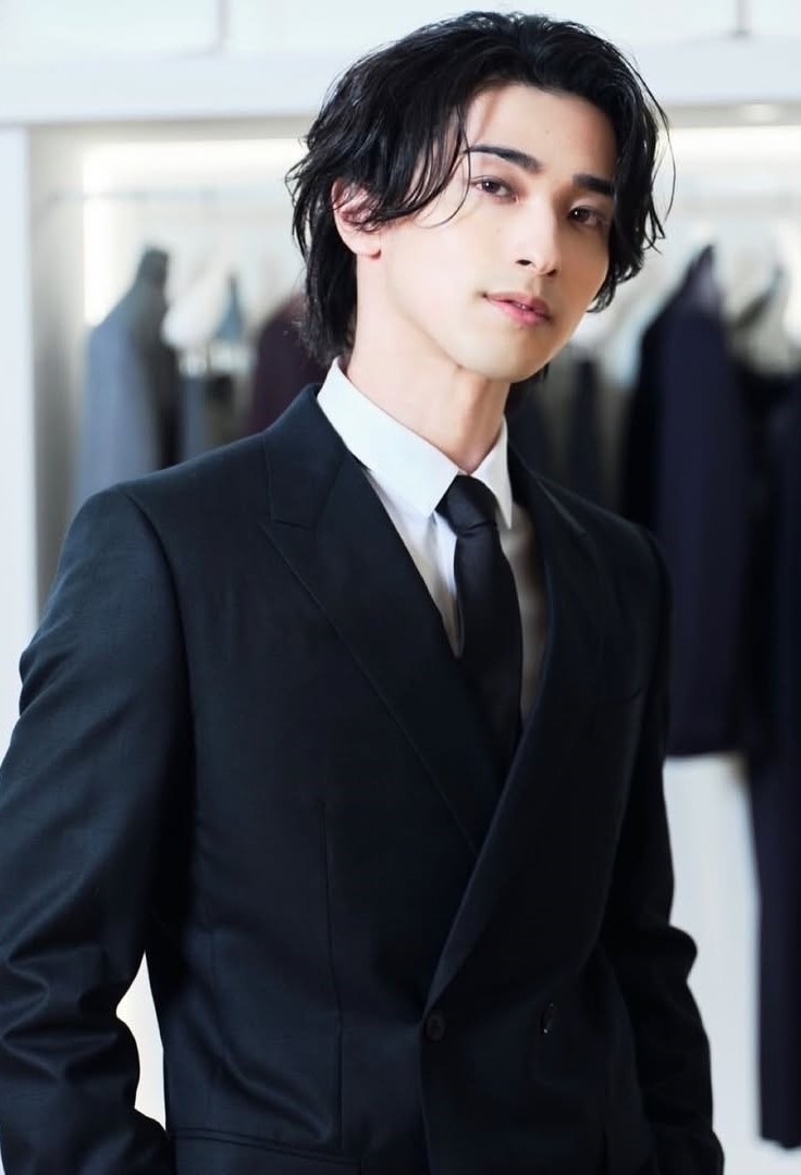 髮絲輕盈卻帶有層次感，中分的瀏海隨意散落於額前，蓬鬆又有線條