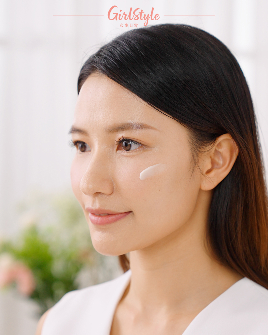 CLARINS全新Extra-Firming煥顏緊緻面霜質地絲滑易推,而且吸收超快,完全不會有黏膩感。