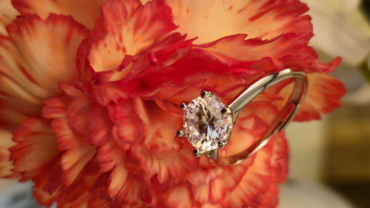 莫桑石的佩戴方式靈活多變，可以根據個人喜歡、穿搭風格和場合等自由選擇。