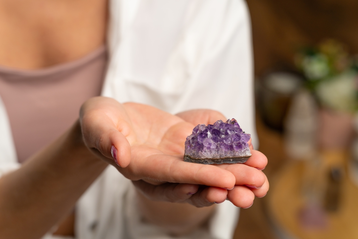 紫水晶不僅以其美麗的外觀吸引人,還被認為擁有強大的療癒和保護功效。