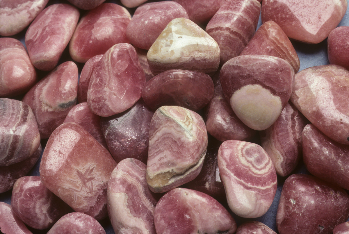 挑選紅紋石時，需特別留意幾項特點。