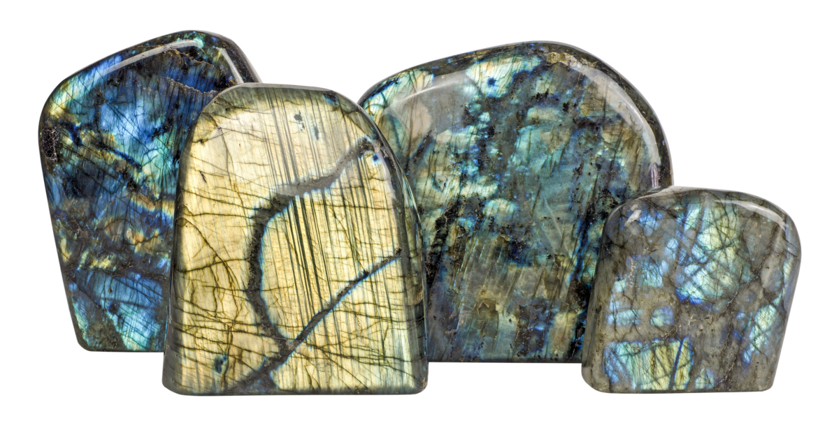 拉長石最讓人著迷的地方就是它千變萬化的色彩，而每種不同顏色的拉長石都被認為帶有獨特的能量。