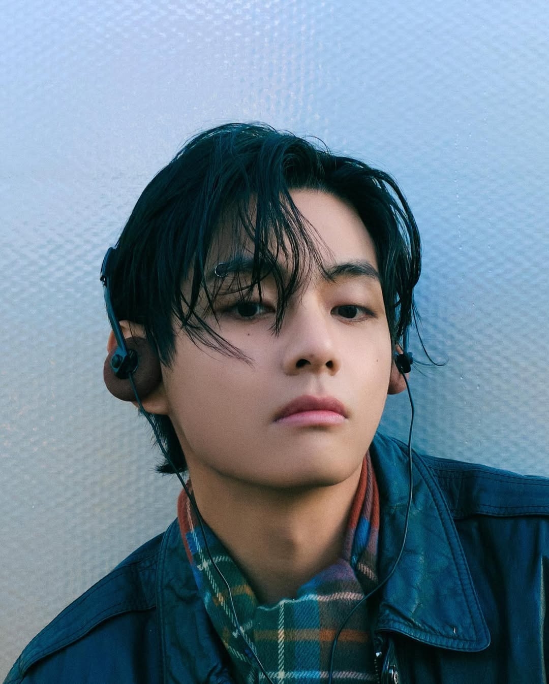 微濕光澤的效果給人一種慵懶不羈的感覺