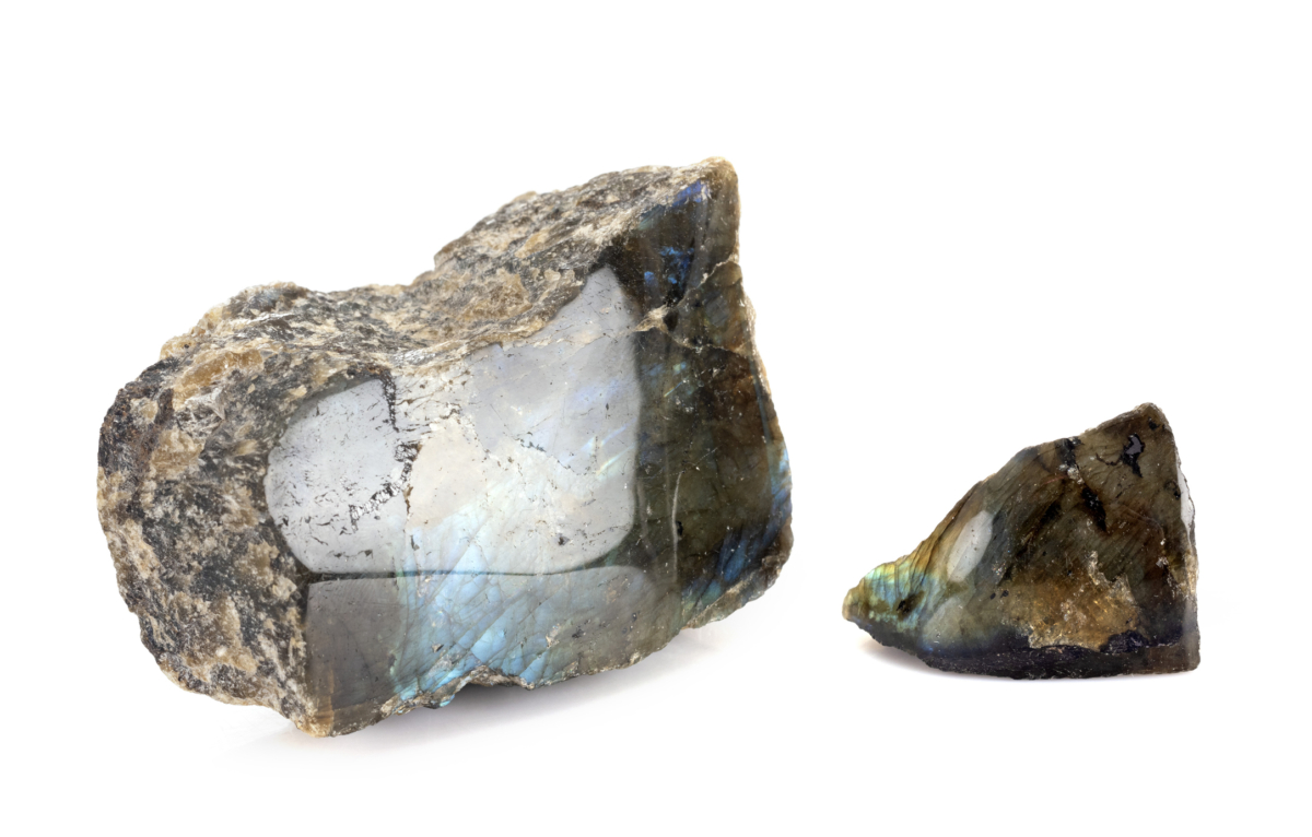 選購拉長石時，可根據光彩變化、內部結構和觸感重量等來分別真假。