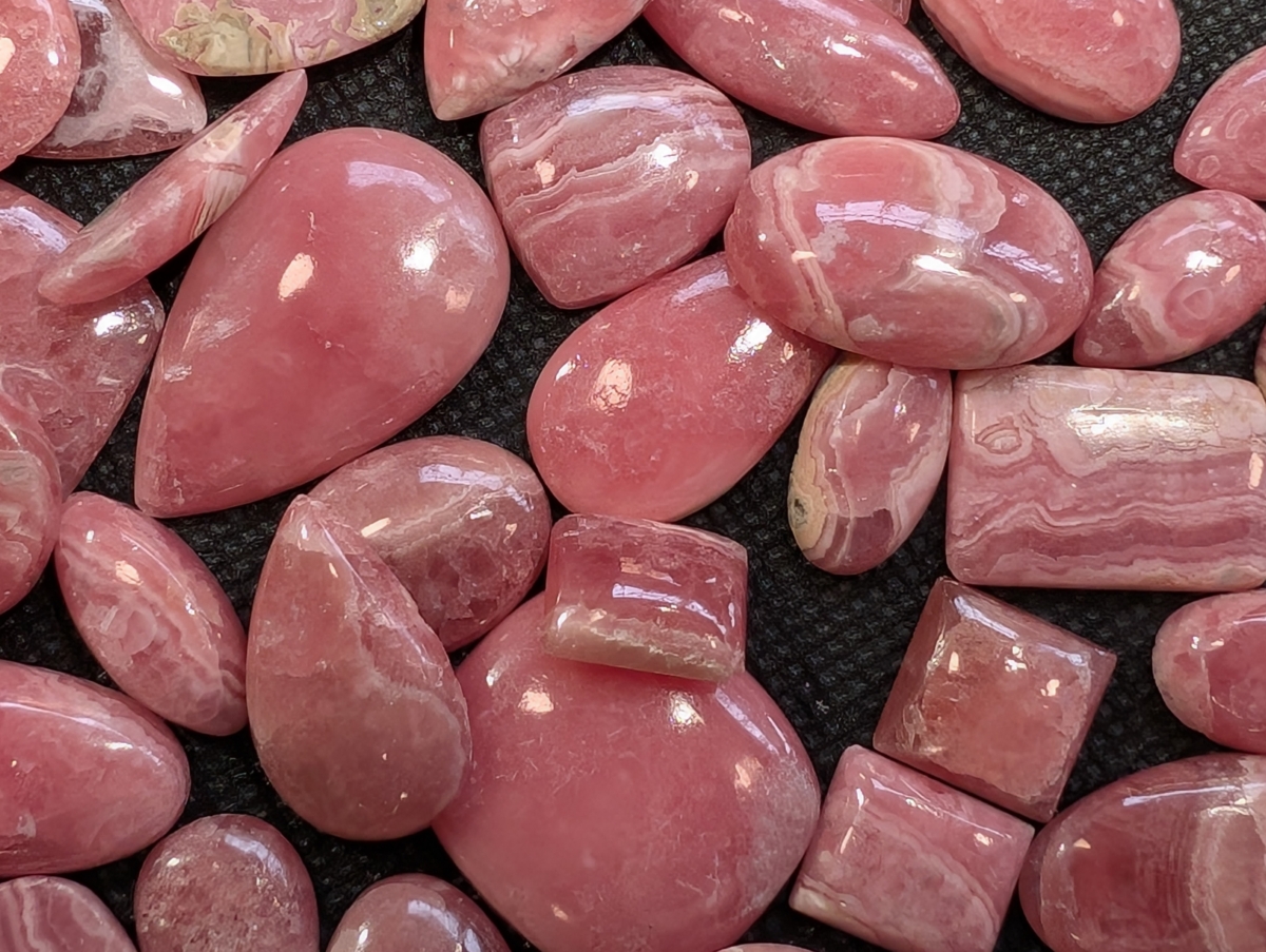 紅紋石最著名的功效在於情感與人際關係方面，特別是對提升愛情運勢和情感療癒效果顯著