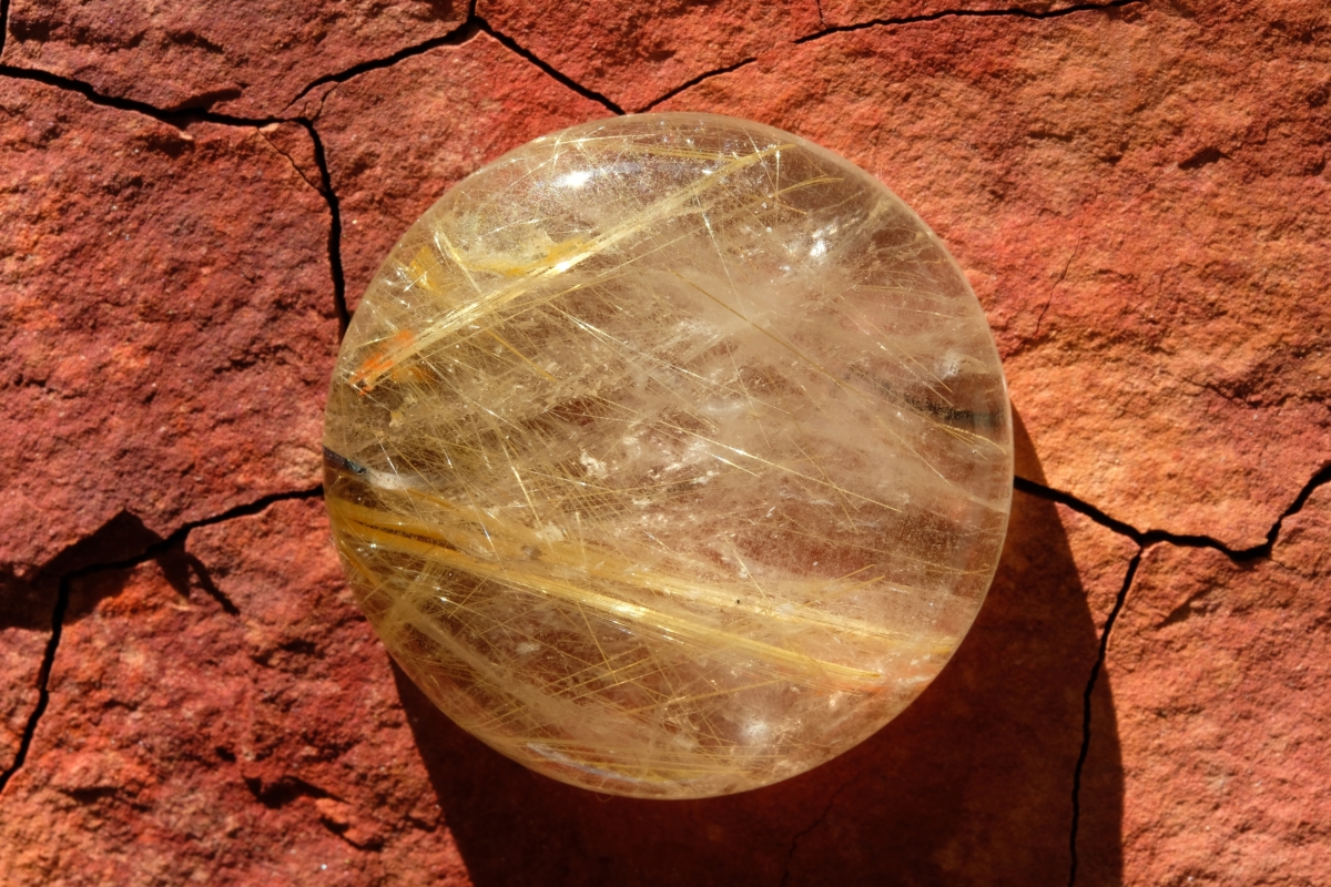 由於金髮晶價格不低，因此市場上存在仿冒品。