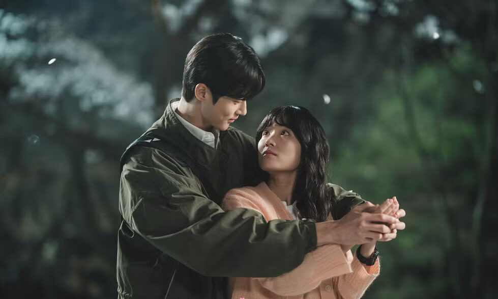 草莓晶不僅外表粉嫩討喜，它更被視為守護愛情的魔法石，據說蘊含的獨特能量能讓人散發魅力、增進人際關係並提升戀愛運勢。