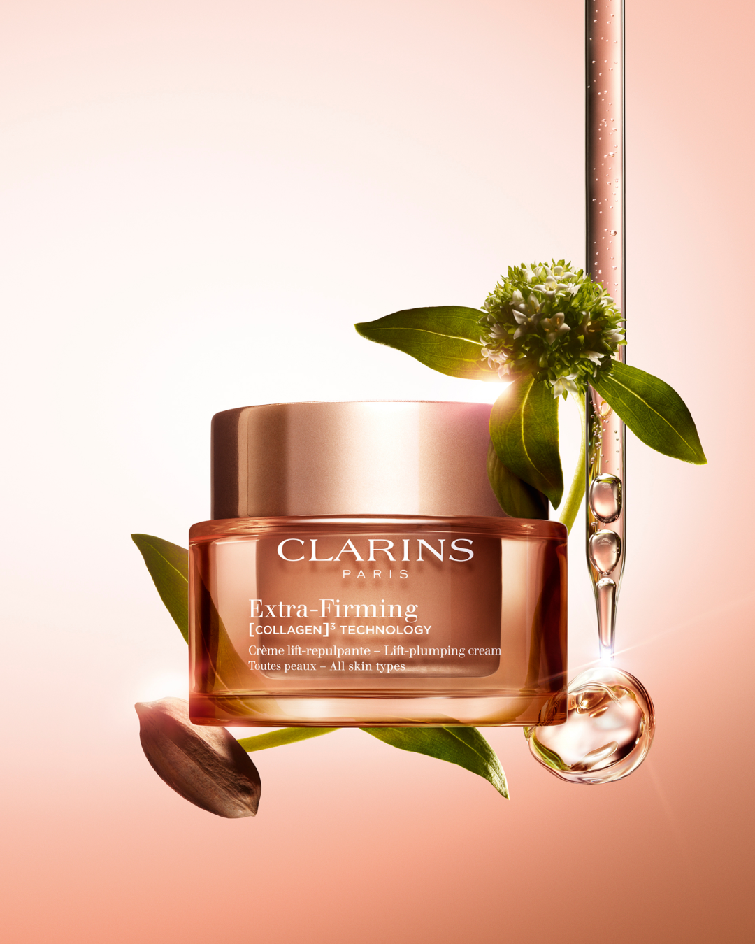 CLARINS全新Extra-Firming煥顏緊緻面霜，透過嶄新科研[COLLAGEN]³膠原三重煥活科技，全面提升膠原蛋白數量、質量與結構，讓肌膚重回年輕緊緻！