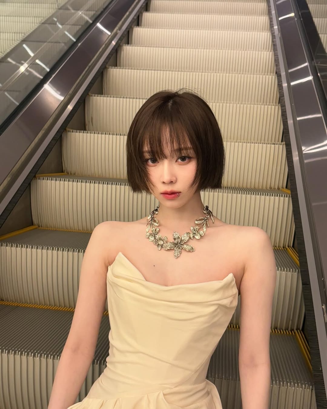 通常落在耳垂下方至下巴之間，是比較偏短的中短髮。