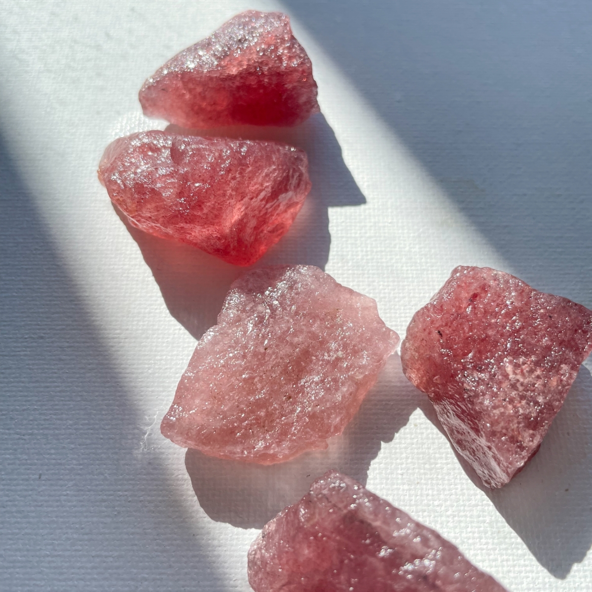 草莓晶（Strawberry Quartz），又稱「士多啤梨晶」其實是石英（水晶）的一種特殊變種，屬於天然石英晶體中帶有紅色內含物的品種。