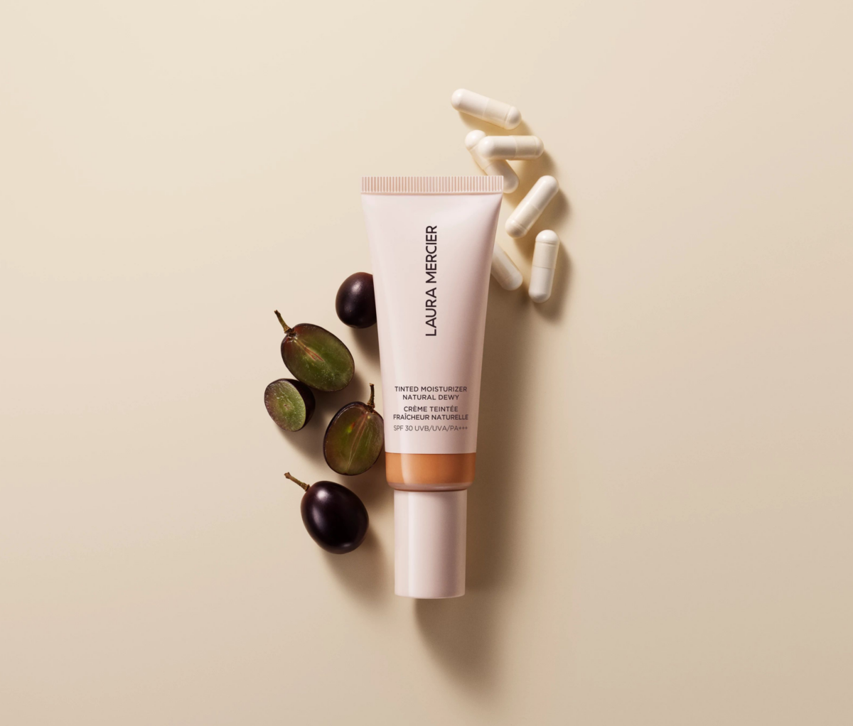 將妝養合一發揮極致!Laura Mercier全新水光修護輕粉底霜既是化妝品,又是護膚神器。