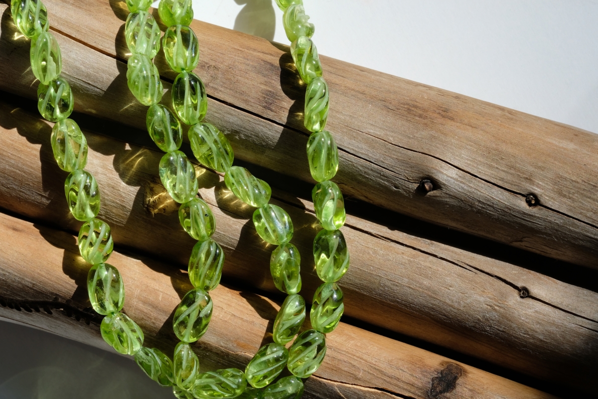 儘管橄欖石能量正面，但在佩戴和使用時有一些禁忌與注意事項需留意，以免影響其功效或損傷寶石。