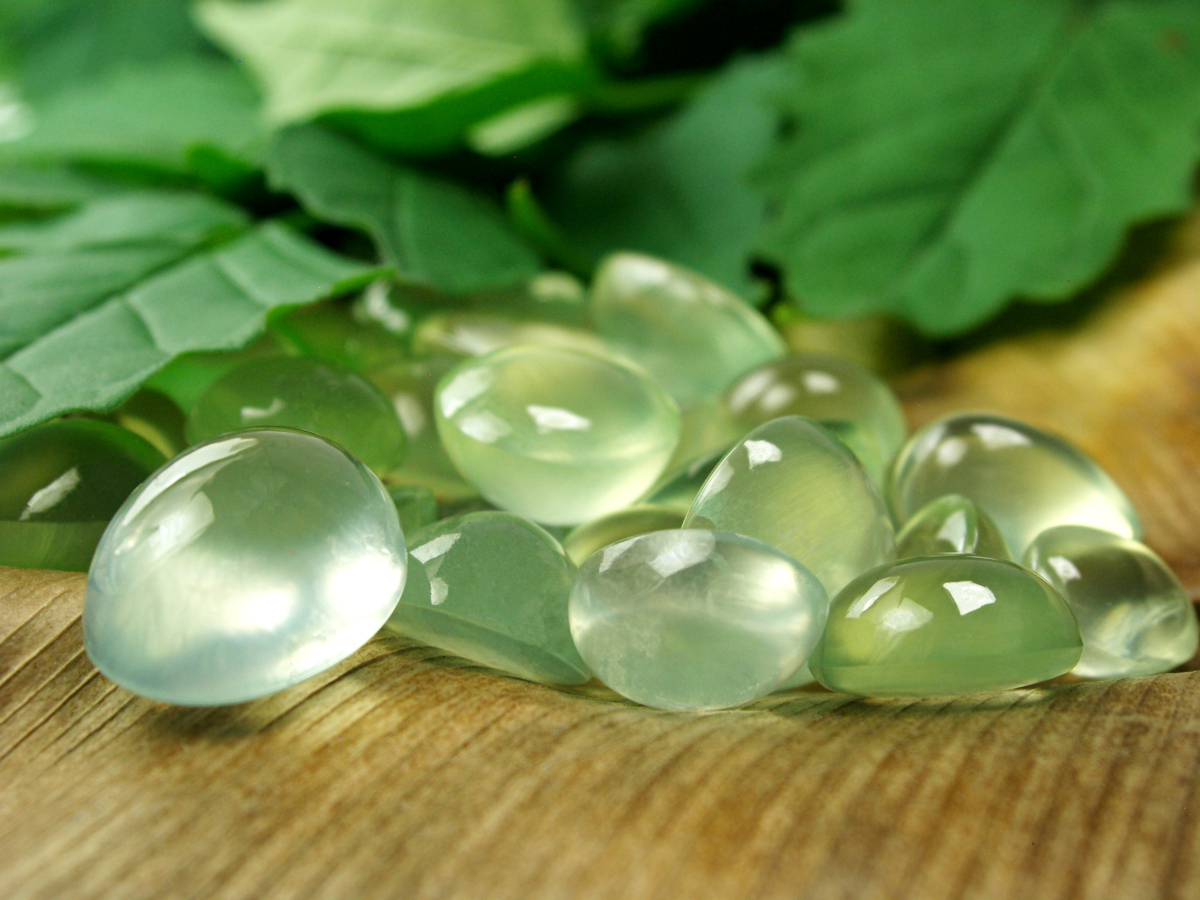 葡萄石功效有多種,例如有助療癒內在的情感創傷,釋放內心郁結的負能量。