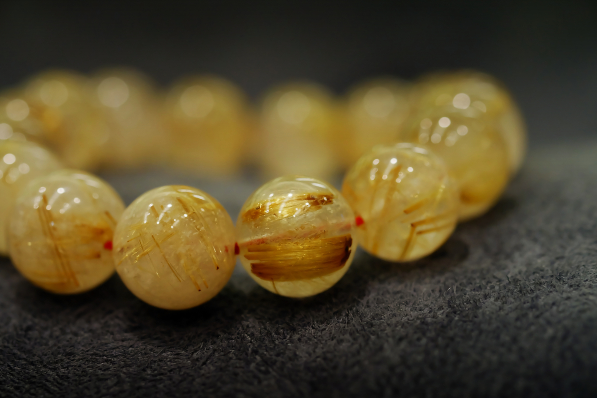 金鈦晶的金紅石更為粗壯密集，排列立體