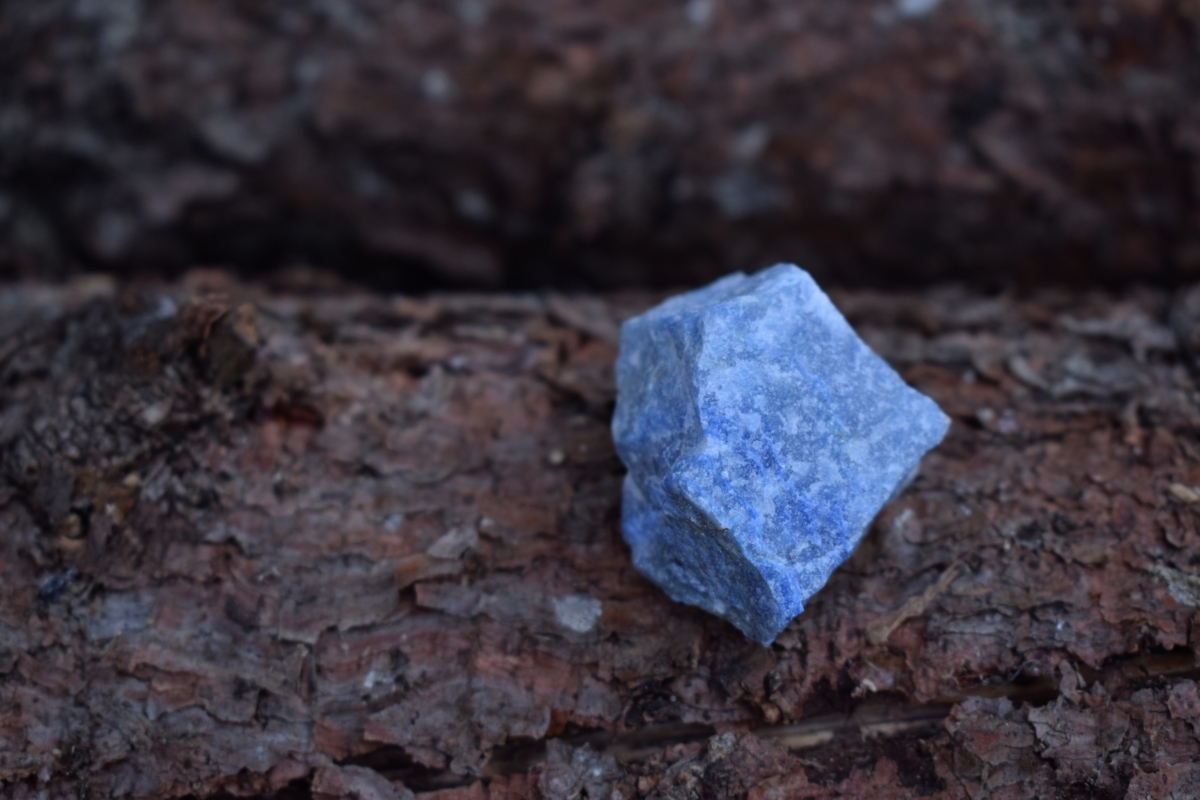 面對市面上琳瑯滿目的藍水晶飾品，學會選購要點和真偽辨別方法，可以確保您買到高品質的真天然藍水晶。