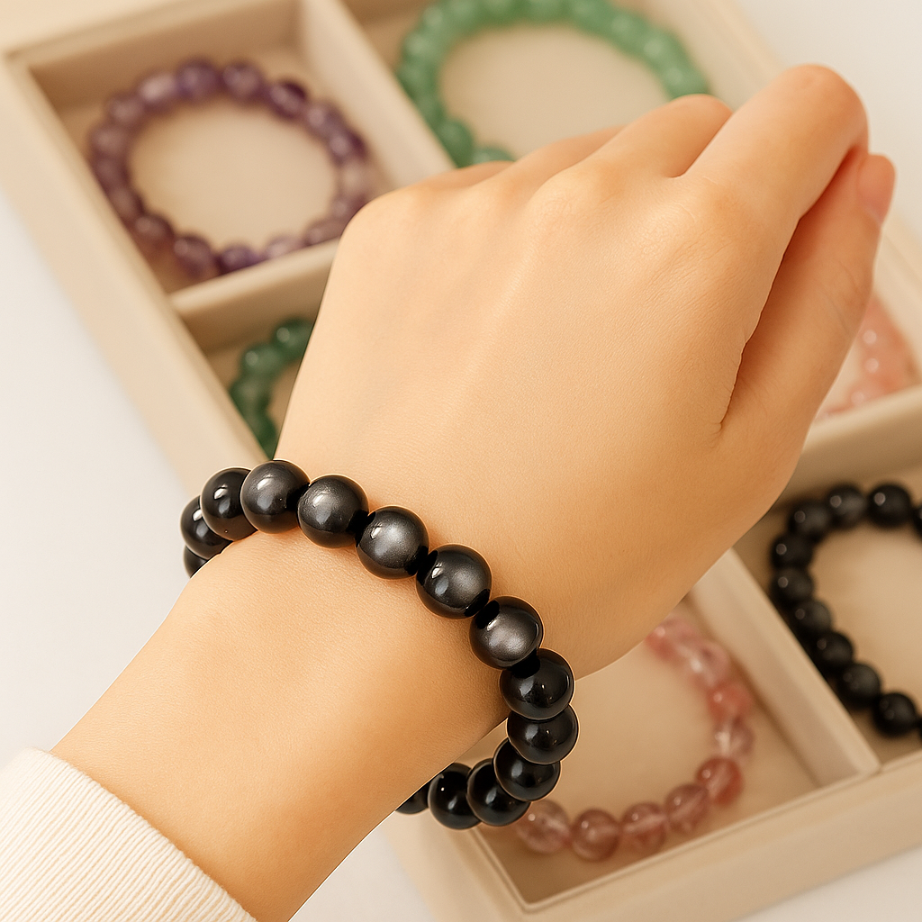 在水晶能量學中,流傳著「左進右出」的原則,意思是左手為進能量之手,右手為出能量之手。