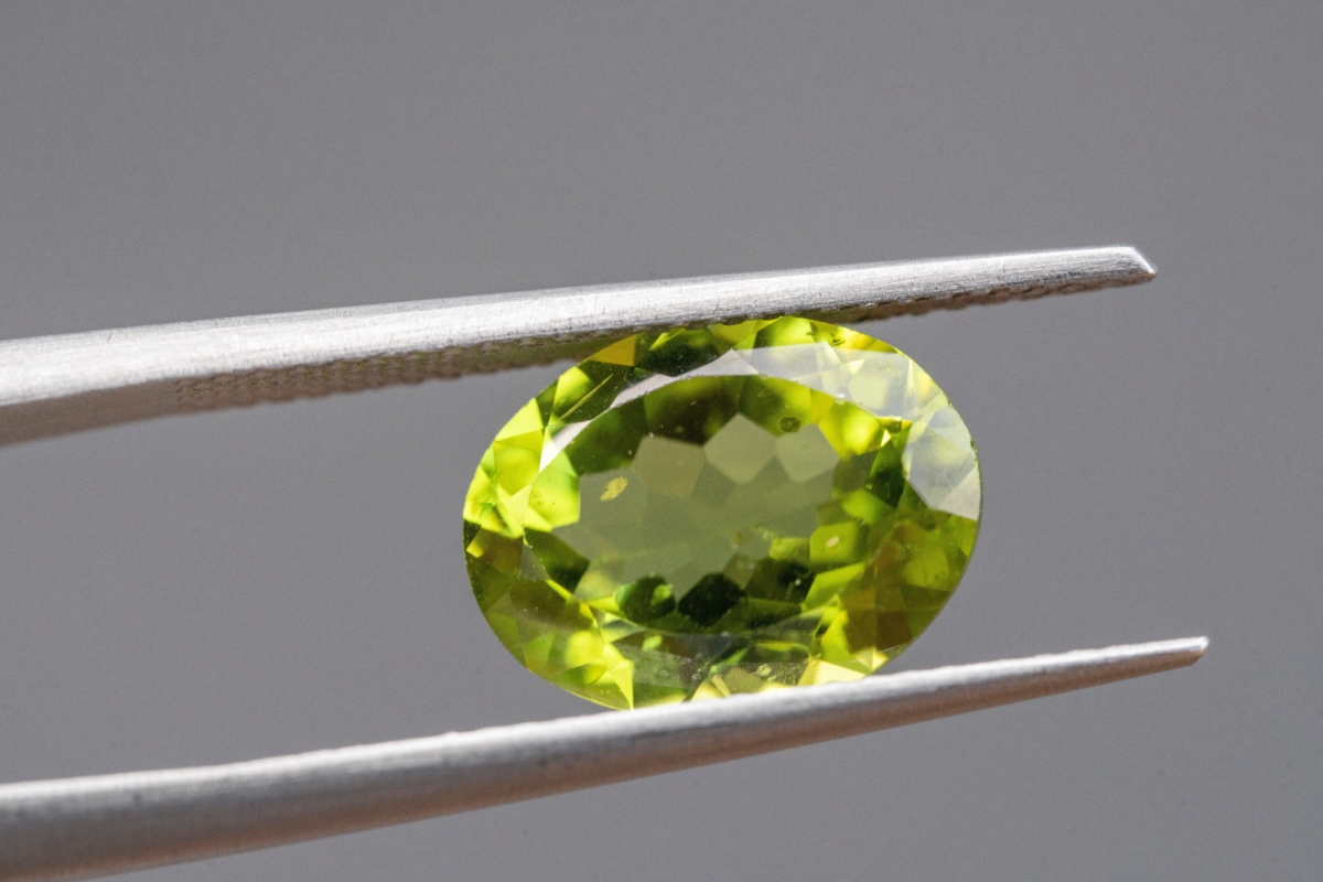 橄欖石的品質優劣主要依據其顏色飽和度與透明度來評定，尺寸也會影響其價值。