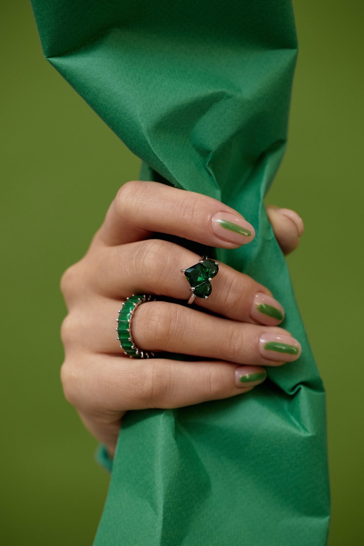 左右手所發揮的功效不同，所以記得要根據自己的需求而佩戴哦~