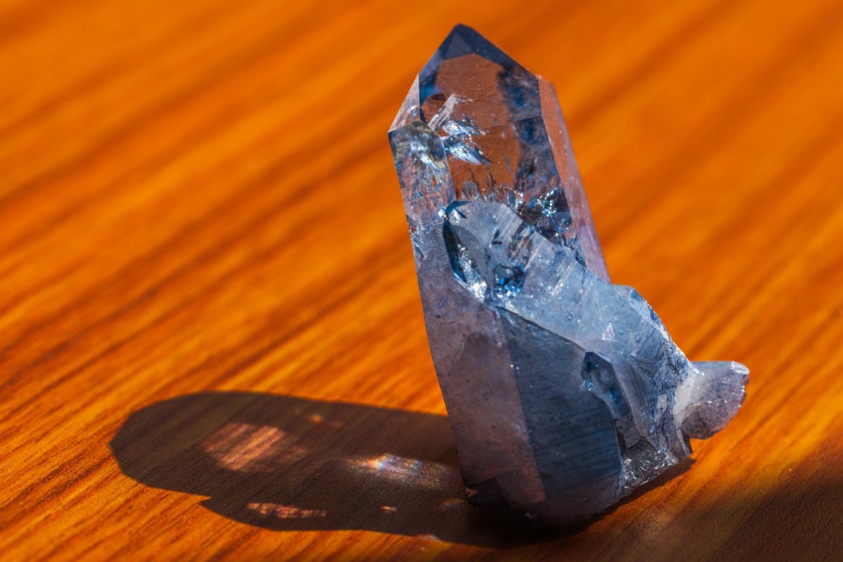 雖然藍水晶對身心有許多益處，但在使用和配戴上也有一些需要注意的禁忌與場合提醒，以確保發揮其正面能量同時避免不良影響。