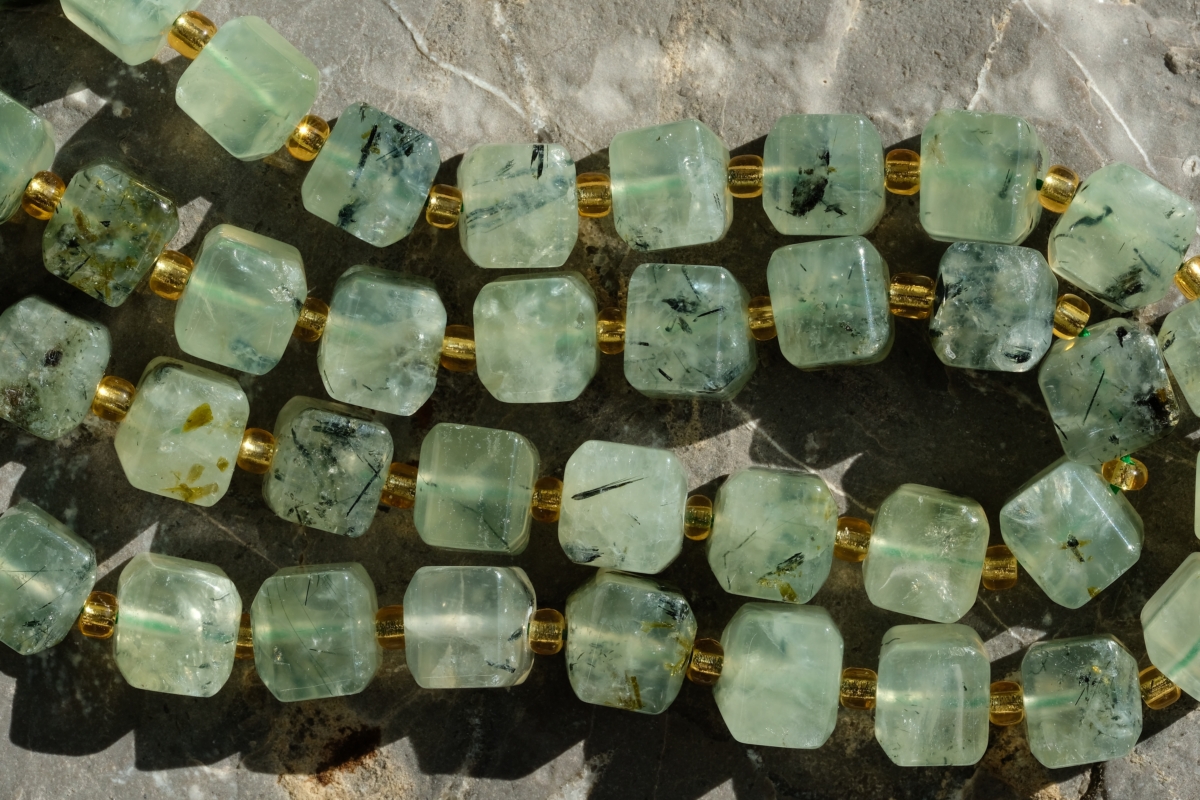 多數情況下,葡萄石建議佩戴於左手,因左手可有效接納正向能量,尤其適合需要招財、增強自信及情緒安穩的情境。