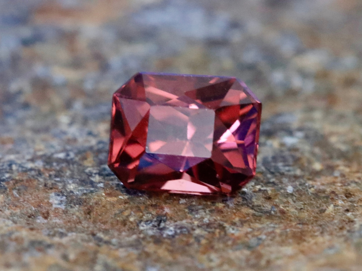 你渴望愛情就色澤紅潤、飽滿的酒紅色石榴石；如果想要穩定自己的能量可以選能量感較強、色澤深邃的石榴石