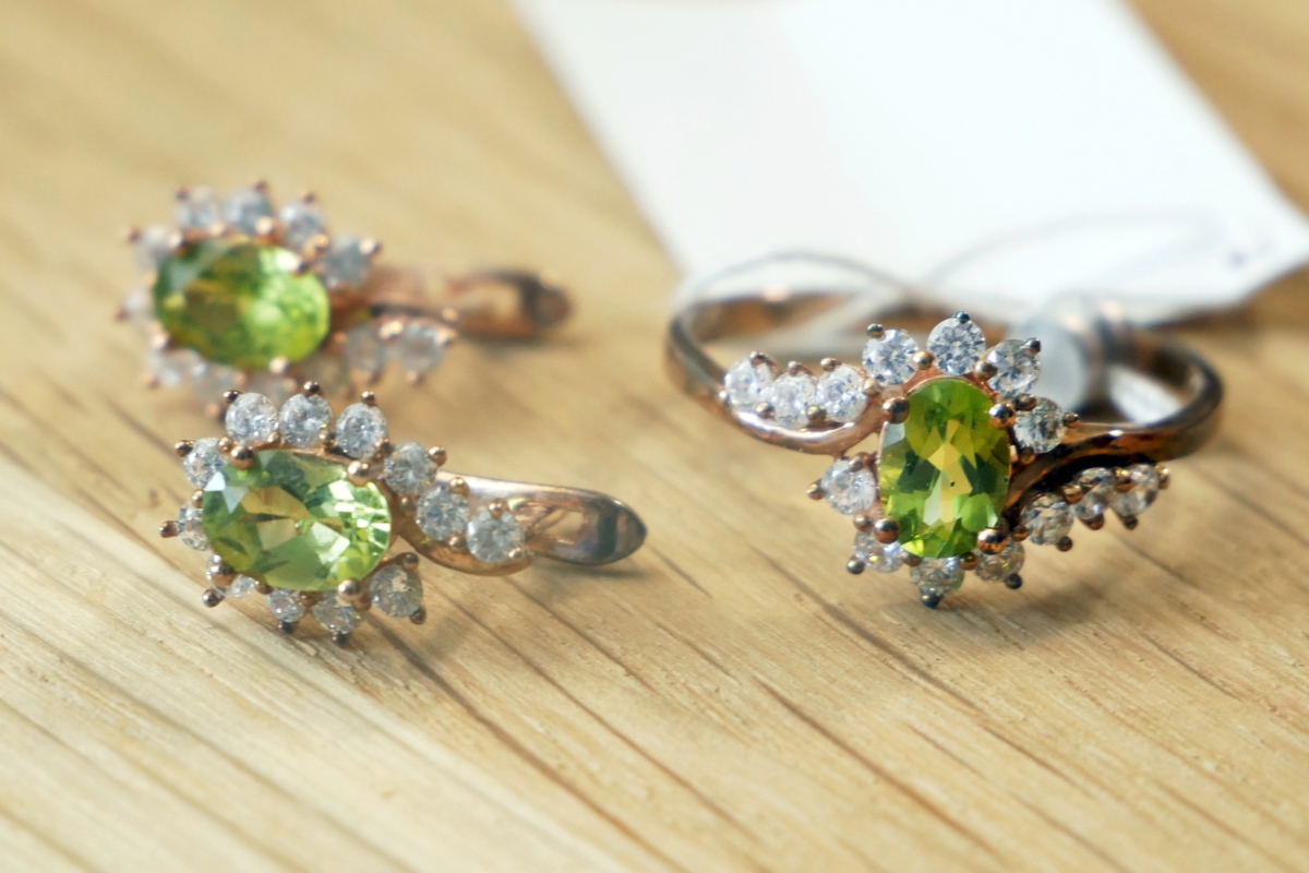 在充分了解橄欖石的特性後，您可能希望選購一件屬於自己的橄欖石飾品或藏品。