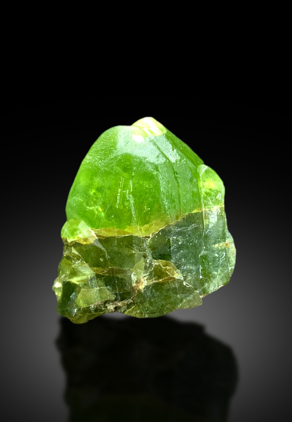 由於市面上存在仿製的假橄欖石，因此學會基本的真偽鑑別方法非常重要。