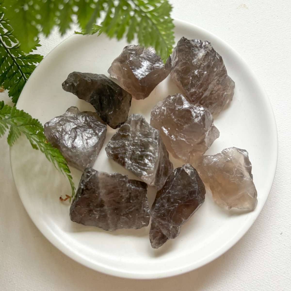 茶晶看起來溫暖穩重，還散發出一種「接地」的能量