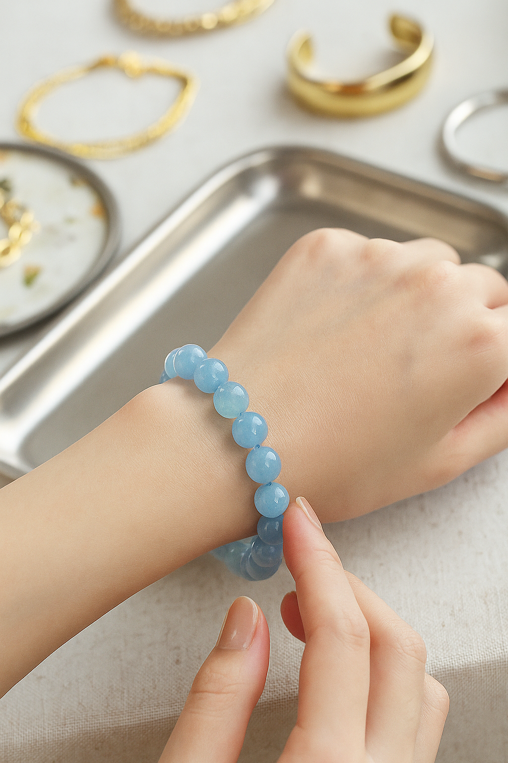 藍水晶被認為具有多方面的能量與療癒功效，尤其在情緒和人際方面有明顯助益。