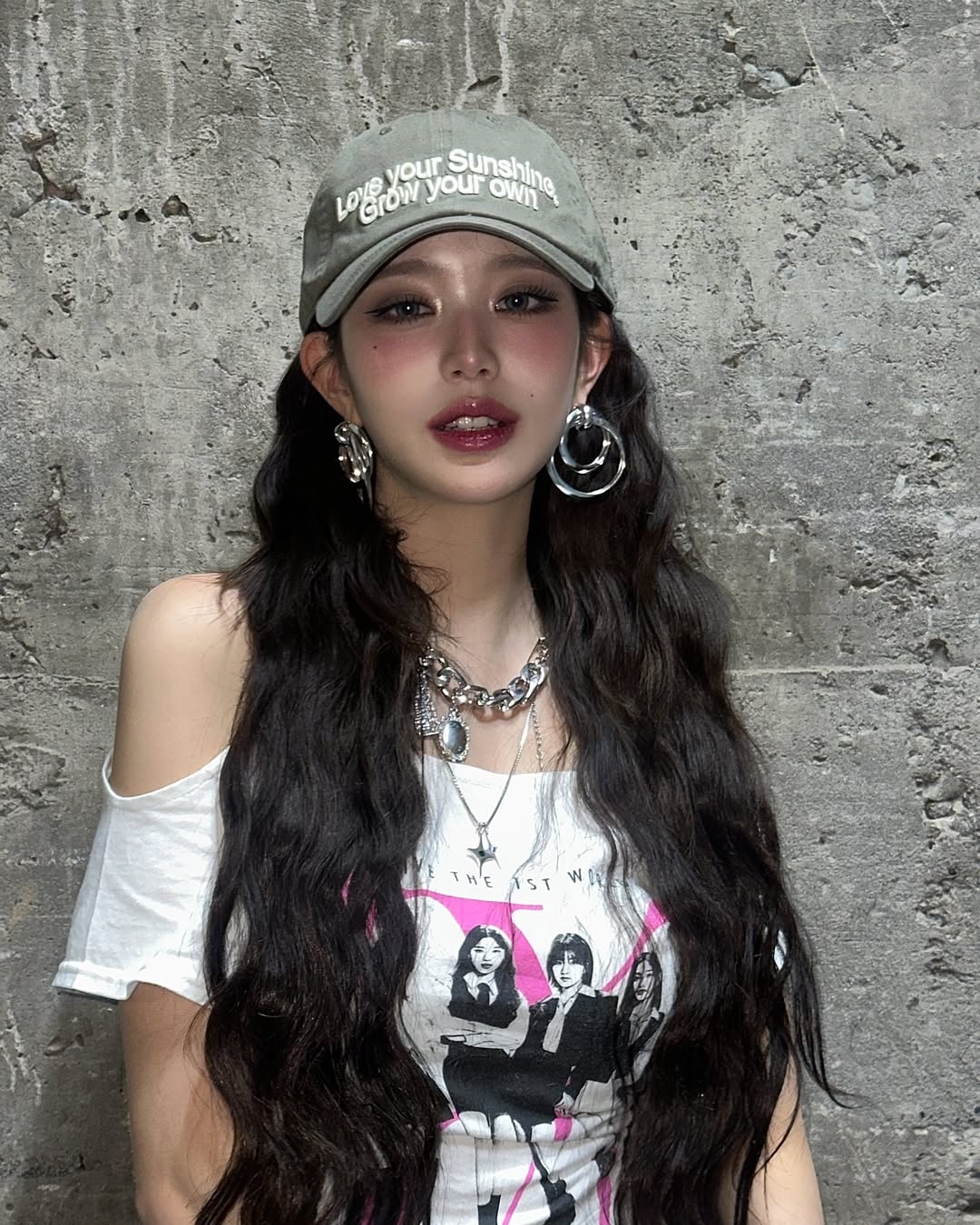 帶有珠光或亮片的唇蜜，又或是運用帶有珠光的藍色、紫色或銀色眼影都會讓你超有Y2K 的感覺哦！