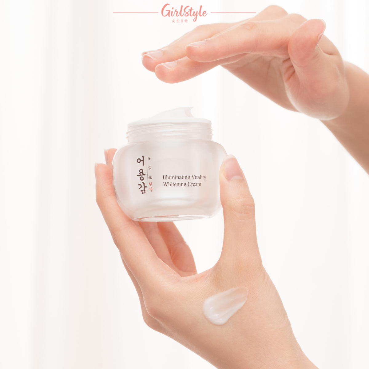 面霜質地輕薄幼滑，不黏不笠，也不像坊間美白產品般用後易乾。