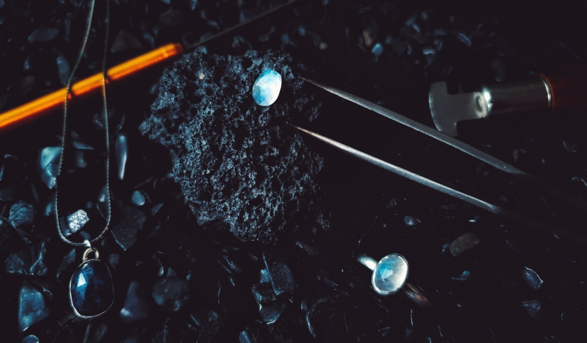 市面上的部分藍晶石會經過染色或熱處理，以增強藍色飽和度，讓外觀看起來更可鮮豔或均勻，但是這類處理品的能量特性和價值通常不如天然藍晶石，選購時要特別留意細節，以確保買到真品。