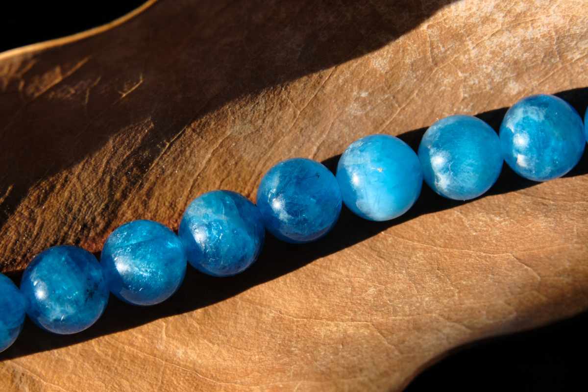 良好的淨化與保養不僅能恢復磷灰石的能量場，也能延長其使用壽命