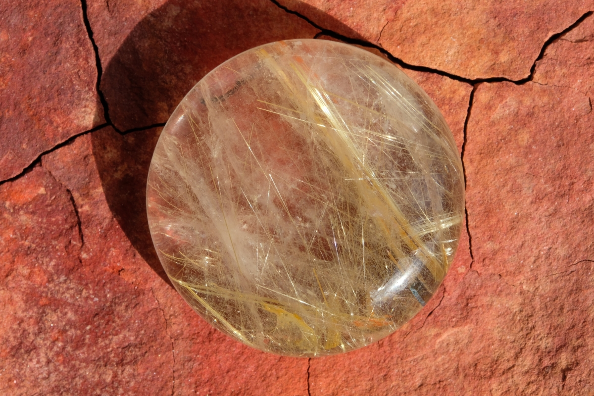 不要和其他高能量的水晶混搭避免削弱金鈦晶的功效