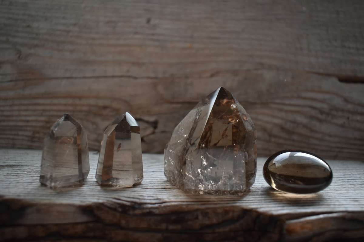 茶晶可以透過色差、內含物、溫度、硬度辨別真偽