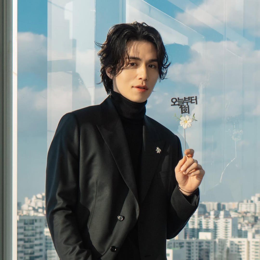 經典造型永不過時，適合正式場合或想展現成熟魅力的男士。