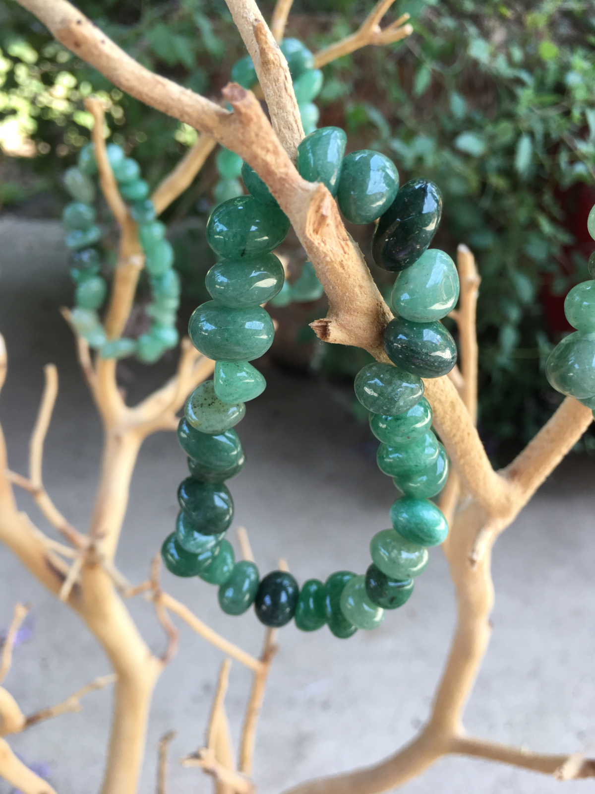 左手佩戴有助於吸收東陵玉的正能量，而右手佩戴則可能將自身能量經由晶石釋放出體外。