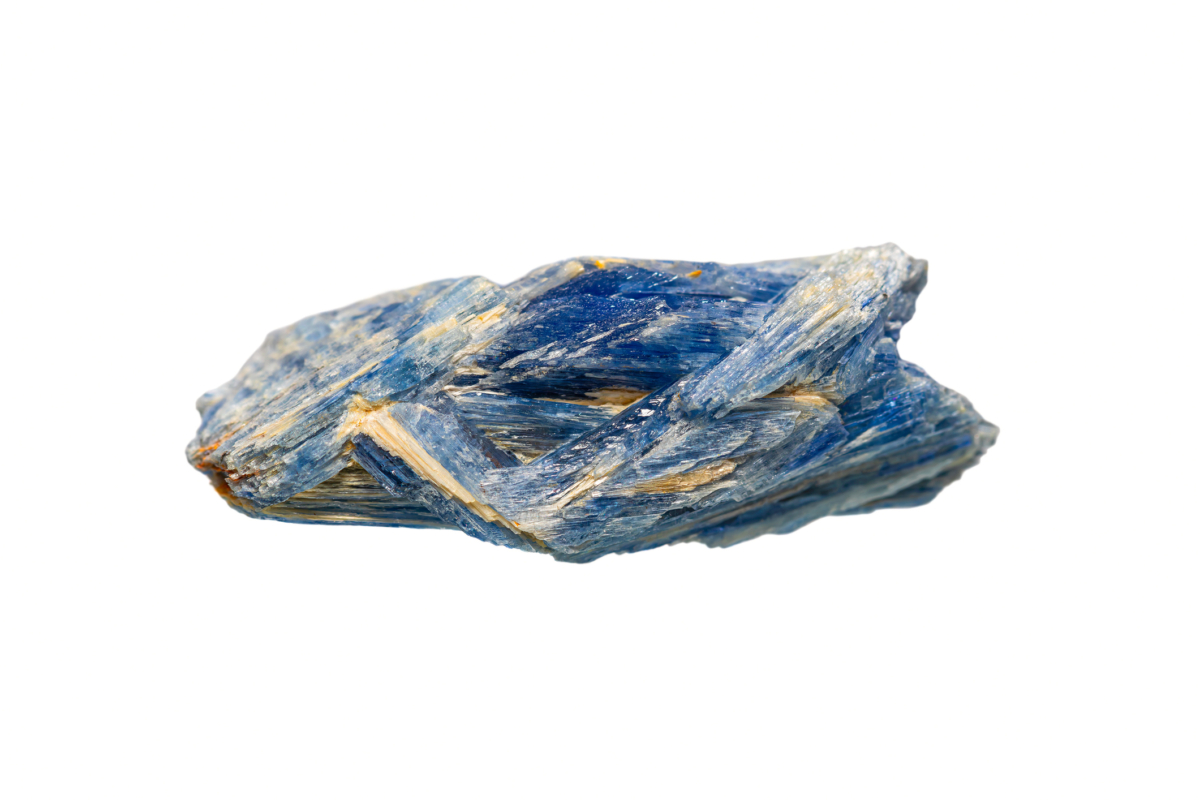 藍晶石是一種天然礦石，以其深邃藍色而聞名，名字來自希臘語「kyanos」，意指「深藍色」。