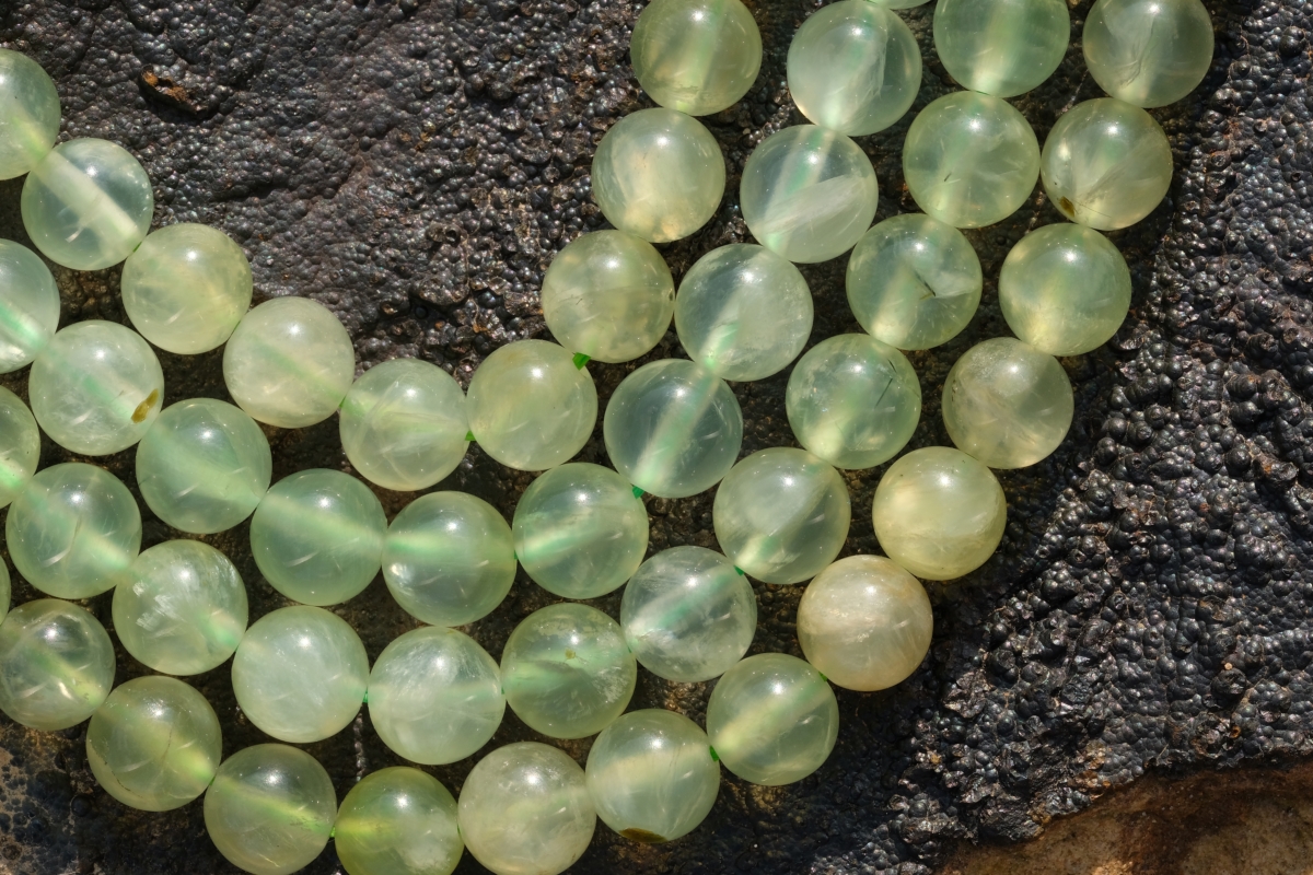 正確的佩戴與保養方式能讓葡萄石長久保持能量與光澤。